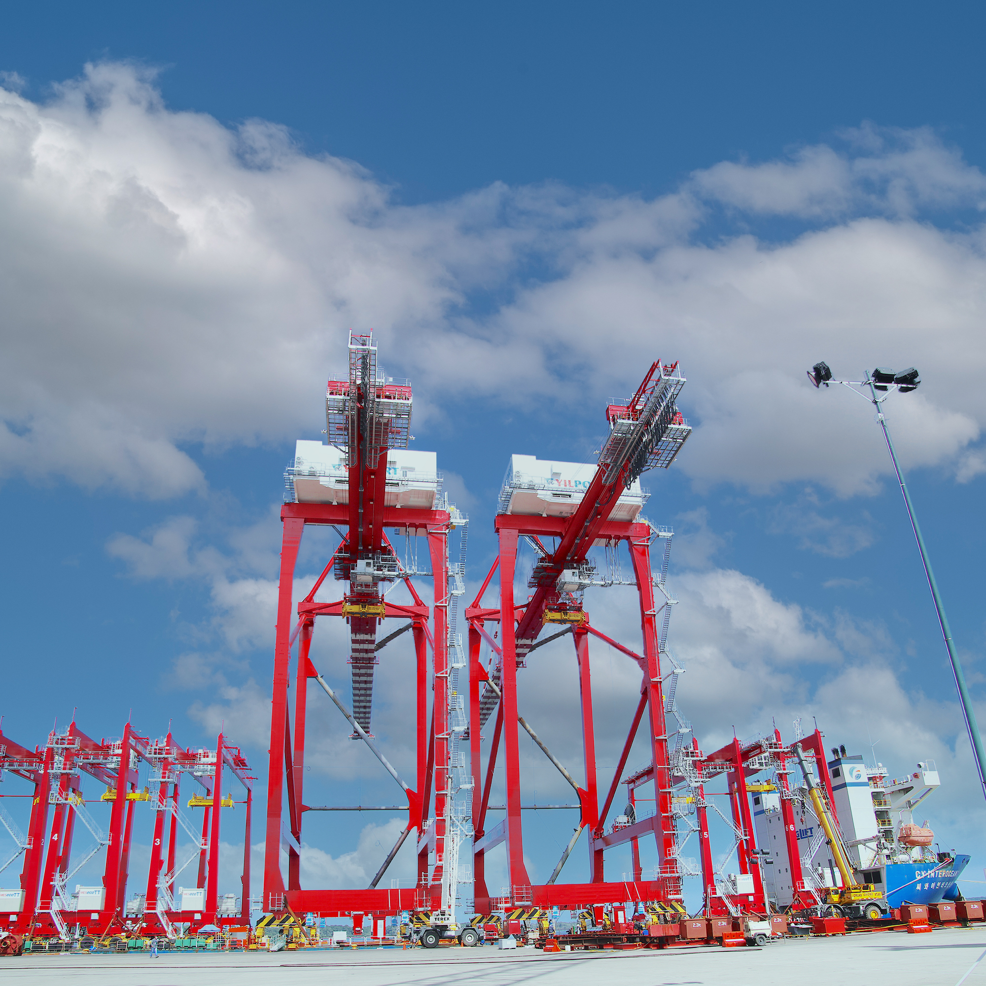 2STS and 6 RTGs Arrived at the Puerto Bolivar Terminal 