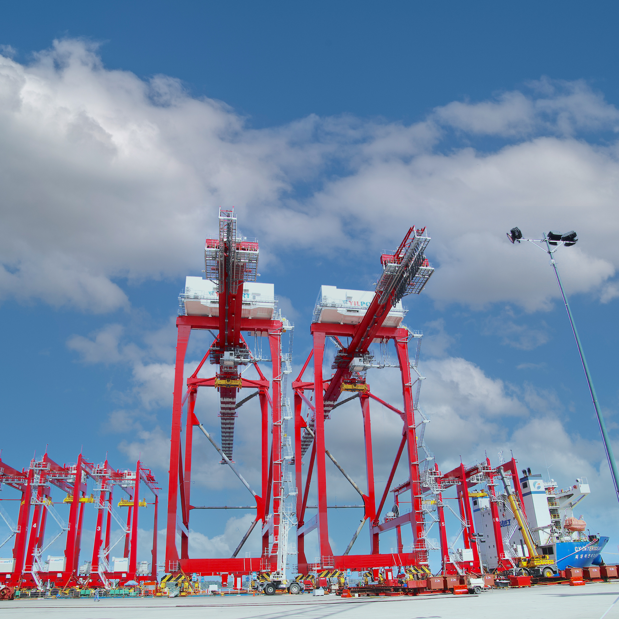 2STS and 6 RTGs Arrived at the Puerto Bolivar Terminal 2STS and 6 RTGs Arrived at the Puerto Bolivar Terminal